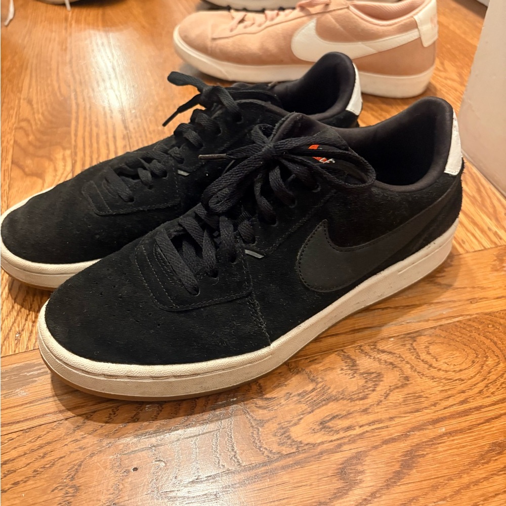 NIKE Black Suede Gum Sole Court Blanc